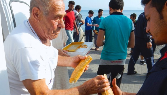 Greece-News-Headline-Dionysis-Arvanitakis-Feeds-Thousand-Refugees-With-Breads