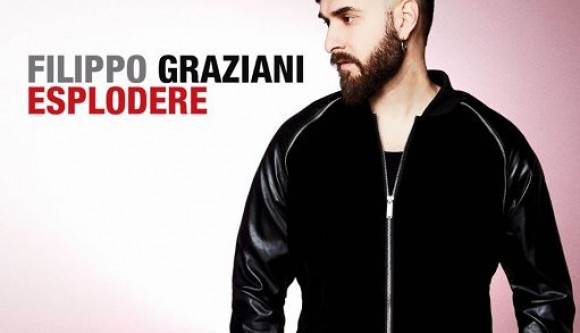 Roma, 11 mag. (askanews) - "Sala giochi": è questo il titolo del nuovo disco di Filippo Graziani, figlio di Ivan. Uscirà il 16 giugno per Farn Music, distribuito da Universal Music Italia.

Secondo album di inediti per l'artista Targa Tenco (ricevuta due anni fa con lalbum desordio, Le cose belle), con la cover del disco ispirata alla generazione arkanoid.

Dopo numerosi indizi lanciati in rete e sui suoi social, il cantautore anticiperà il nuovo progetto con il singolo "Esplodere", in radio e nei digital store da venerdì 12 maggio. 

Il brano racconta di un amore pronto a scoppiare dopo essere stato in balia di dubbi e di incertezze. Così Filippo Graziani: Esplodere è la mia descrizione della nascita di un amore. Quando questo sentimento 'sboccia' o 'scoppia' è un evento che ho sempre percepito come pirotecnico, spettacolare, travolgente, che ti coglie impreparato. Un momento sempre più grande dei protagonisti stessi".

Esplodere è anche un videoclip firmato dal regista Andrea Tani: un salto (inedito) nei meravigliosi anni '80 dove il sound di questa ballad moderna si veste dei colori fluo, dei jeans a vita alta, stampe a pois, a righe e lamè.